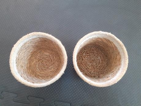 Pletené menšie kvetináče z morskej trávy, 