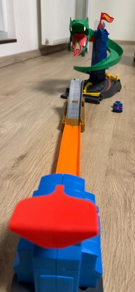 Dráha hot wheels "zatoč s kobrou", 