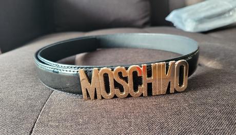 Čierno zlatý opasok, moschino