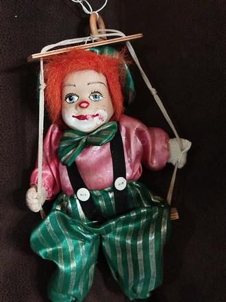 Šašo sediaci na hojdačke závesná dekorácia,