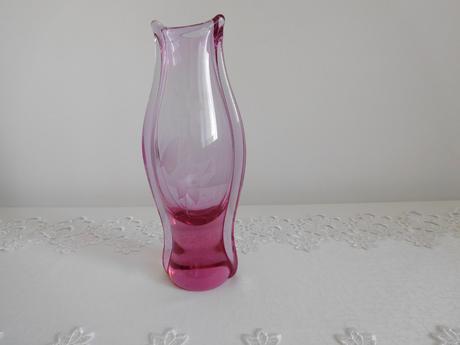 Alexnadritové hútni sklo s růži výška 27,5 cm, 