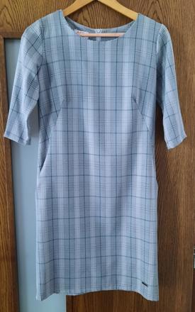 Kárované šaty, 38