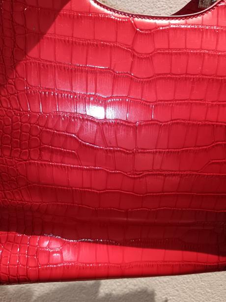 Kabelka červená, zlatisté detaily,