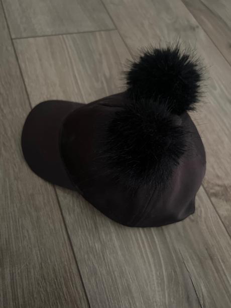 Šiltovka s brmbolcami, river island,122