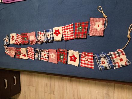 Adventný kalendár ručne robený, 