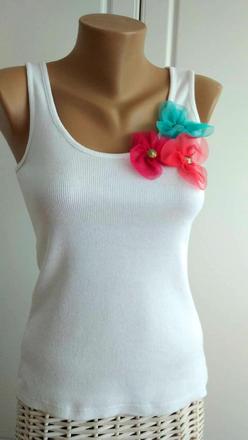 Jednoduché biele tielko s kvetinkami, s