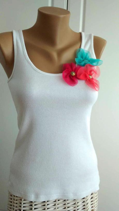 Jednoduché biele tielko s kvetinkami, s