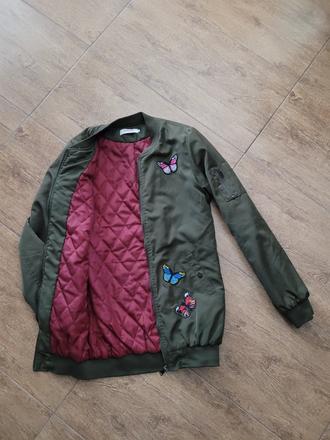 Bombera s motylikmi, s