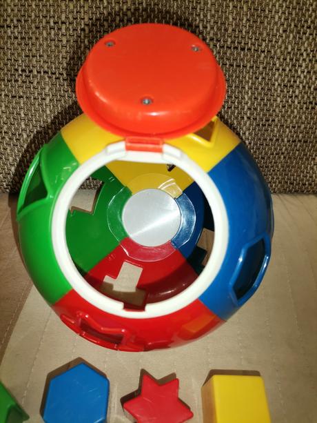 Guľa s vkladacími tvarmi, 