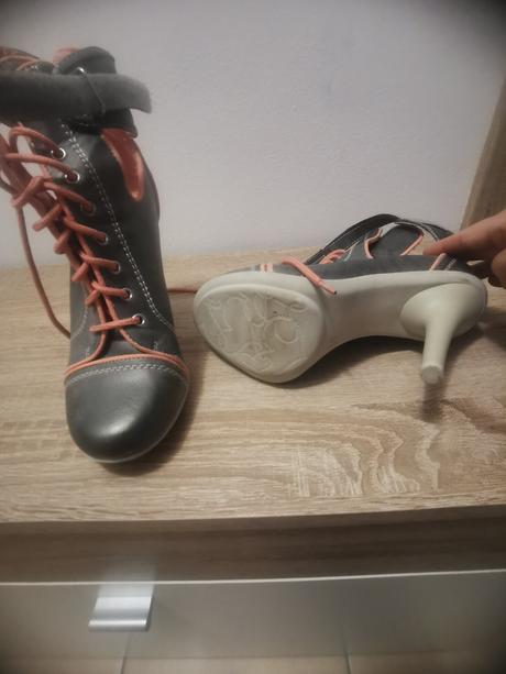 Extravagantné topánky, 38