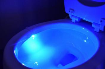 Svetlo do wc so senzorom pohybu, 