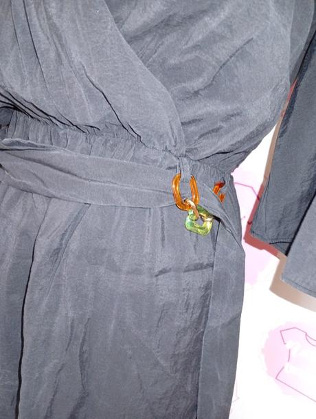 Čierne šaty s ozdobou, 40