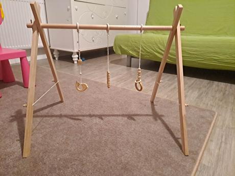 Krásná drevená hand-made hrazdička s hračkami,