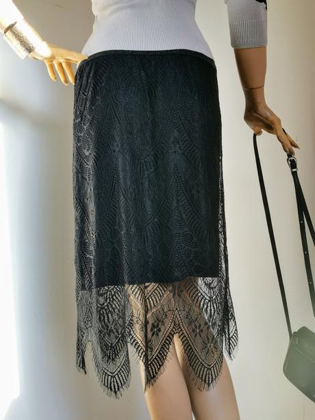 Cream - krásna sukňa z čiernej čipky, m