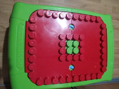 Stôl so stavebnicovými kockami,