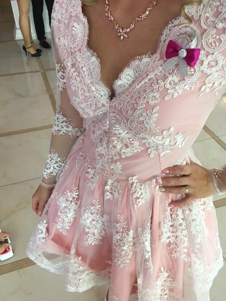 Čipkované spoločenské šaty a listová kabelka gráti, s