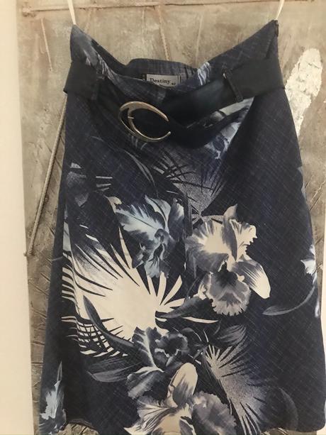 Kvetovana modra sukna, 38