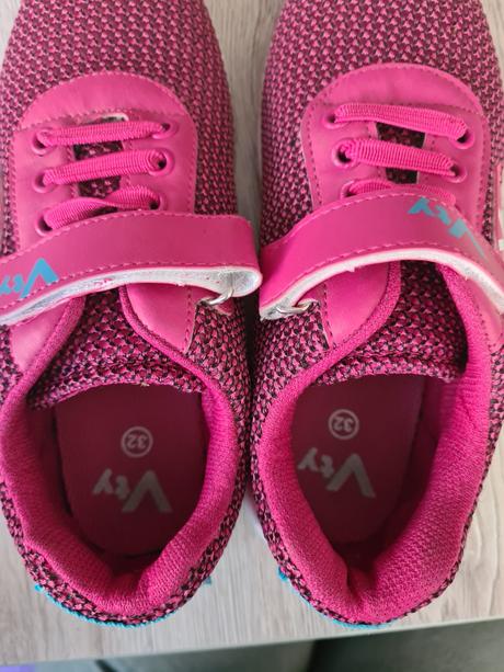 Botasky, deichmann,32