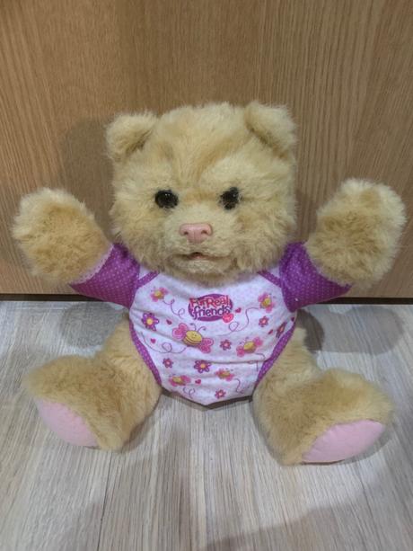 Macko vydáva zvuky, 