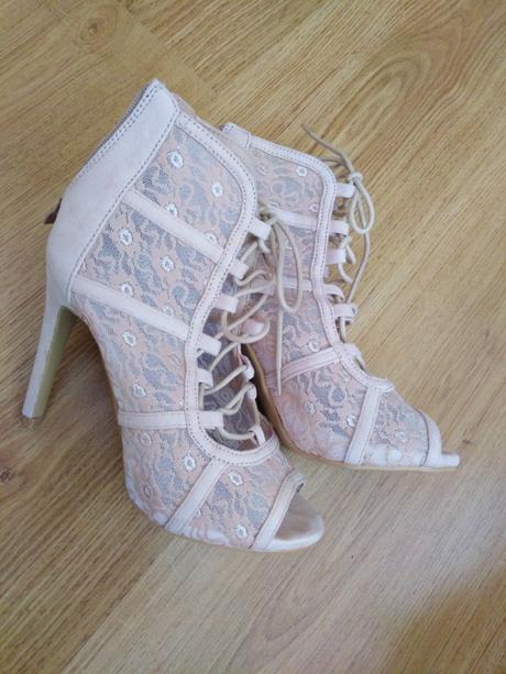 Nádherné čipkované sandálky, 36