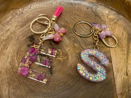 Ručne vyrobené živicové kľúčenky, 