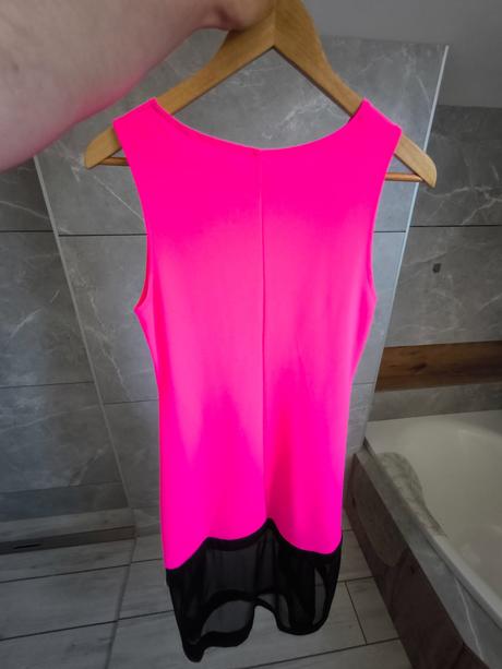 Extravagantné neónové šaty, 