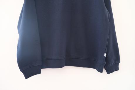 Tmavomodrá mikina, 40