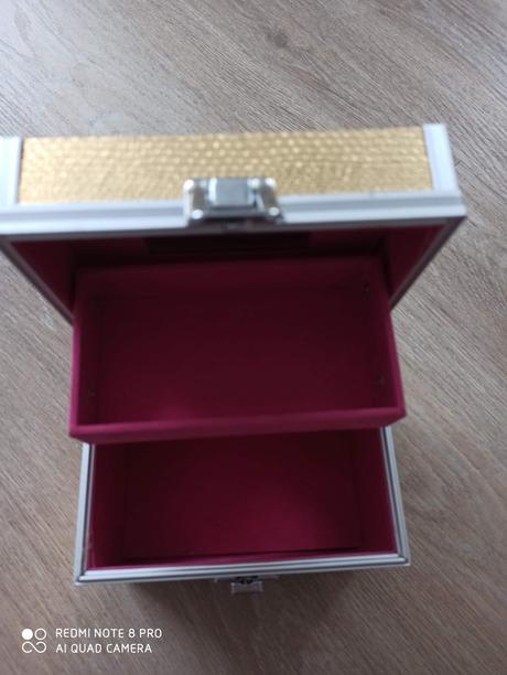 Zlatista sperkovnica, 