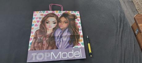 Priestranna papierova taska top models, 