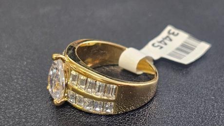 Dámsky prsteň s kryštálmi, 