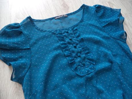 Bodkovaná blúzka, atmosphere,38