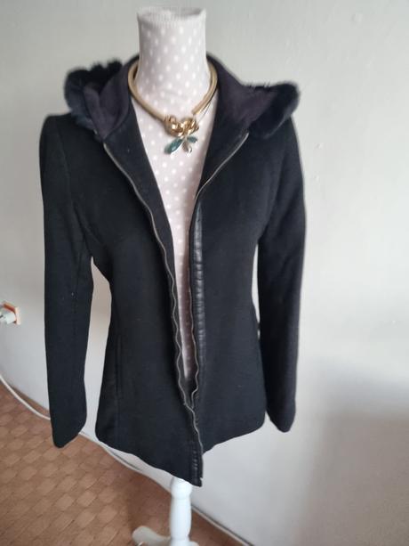 Čierny krátky flaušový kabát s kapucňou veľ. m, m