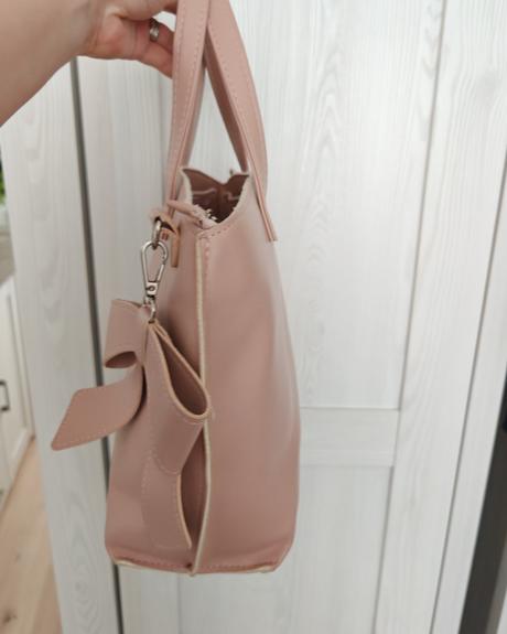 Pudrová ružová kabelka, 