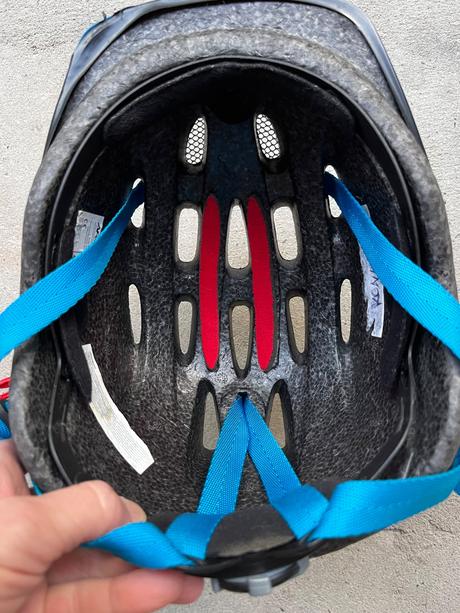 Cyklistická prilba, s