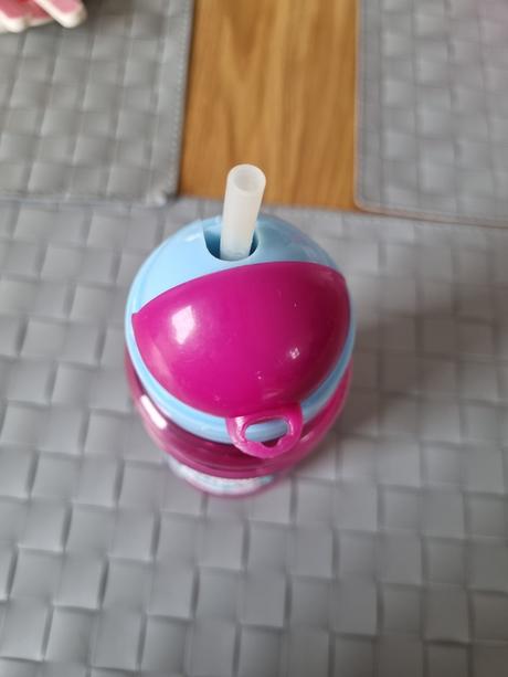 Flasa s menom miska so slamkou,