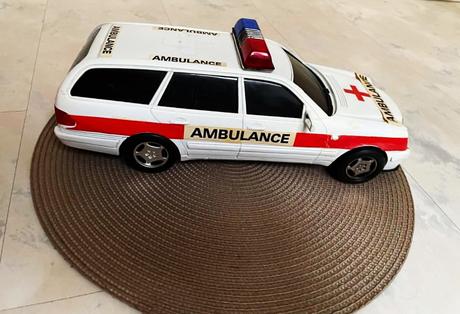 Staré velké auto ambulancia,