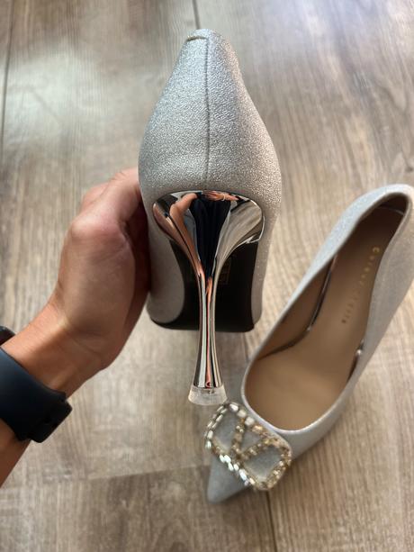 Nové strieborné lodicky, 37