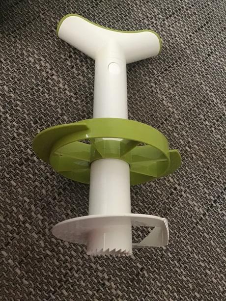 Pomôcka na krájanie ananásu,