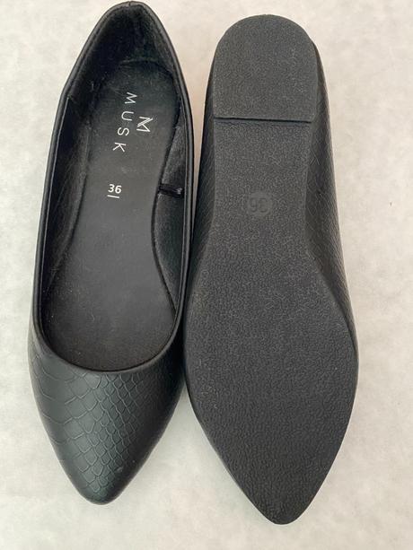 Čierne lodičky, 36