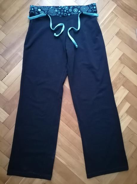 2x oblečené tepláky, l