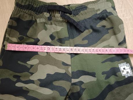 Maskáčové tepláky, 134