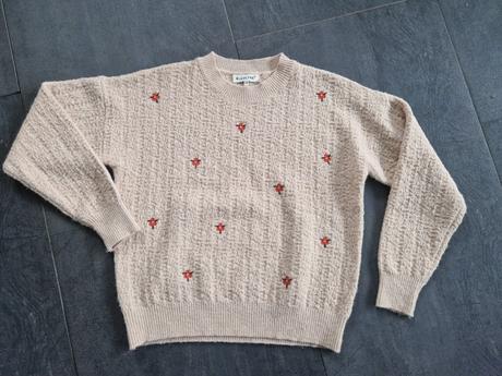 Béžový pulóver s kvietkami, s