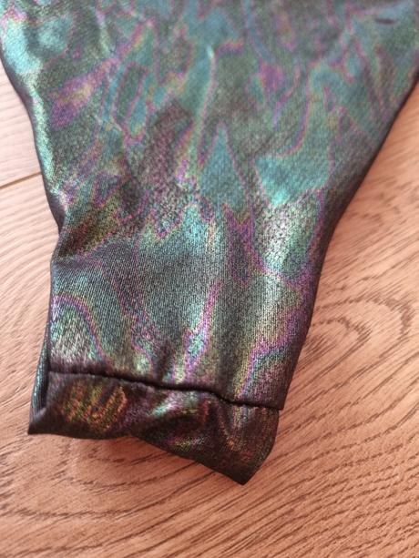 Lesklé bikiny brazilky s vysokým vykrojením, s