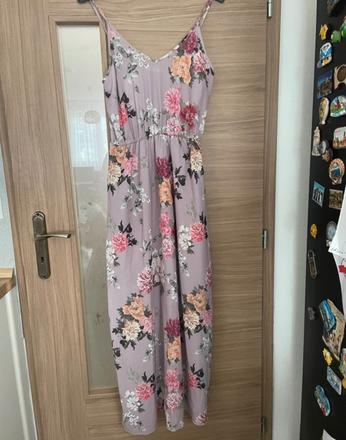 Nove saty about you, 40