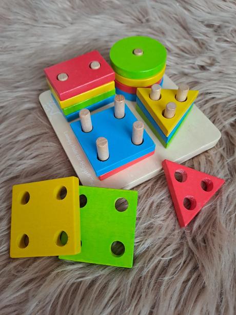 Drevená hračka_umiestňovaie tvarov, 