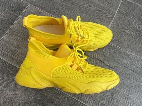 Žlté tenisky, 37