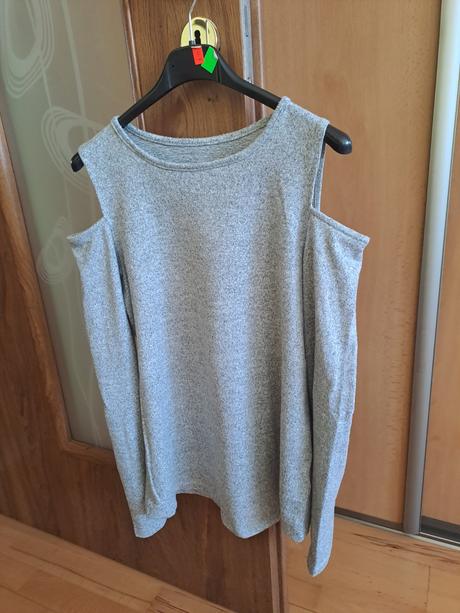 Sivy svetrik s otvormi na ramenach, s