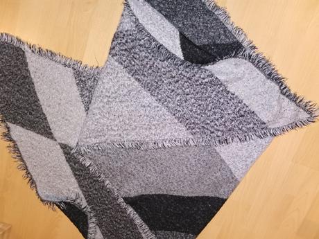 Cierno-sivy velky hruby sal, 