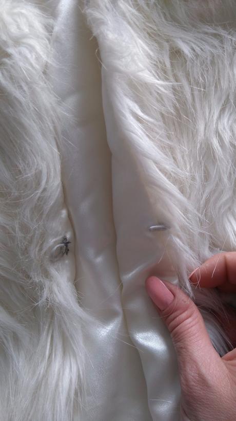 Biela kožušinova vesta,