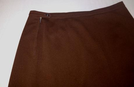 Hrubšia hnedá sukňa, l